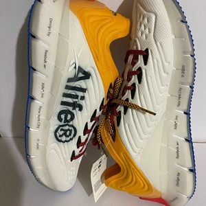 REEBOK ZIG KINETICA UNISEX RUNNING BLACK/BLUE SZ 10 1/2